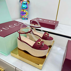 GG HIGH WEDGE SANDALS IN RED FABRIC AND RAFFIA WITH GOLD HARDWARE