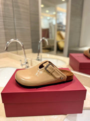 FUSSFRIEND CAMEL BROWN PATENT CALFSKIN LEATHER SABOT