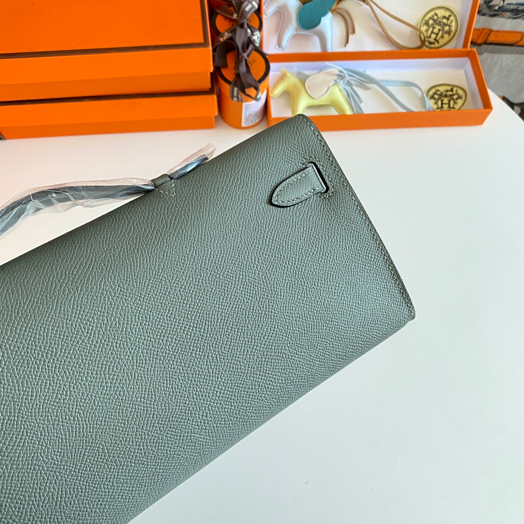 KELLY CUT 31 IN SEAFOAM GREEN CALFSKIN WITH GOLD HARDWARE