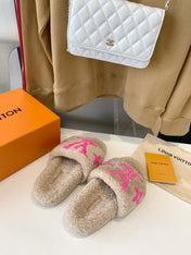LV WOMEN'S PASEO FLAT SLIPPER IN BEIGE FLEECE WITH BRIGHT PINK LOGO
