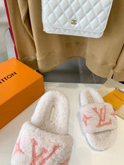 LV WOMEN'S PASEO FLAT SLIPPER IN WHITE FLEECE WITH LIGHT PINK LOGO