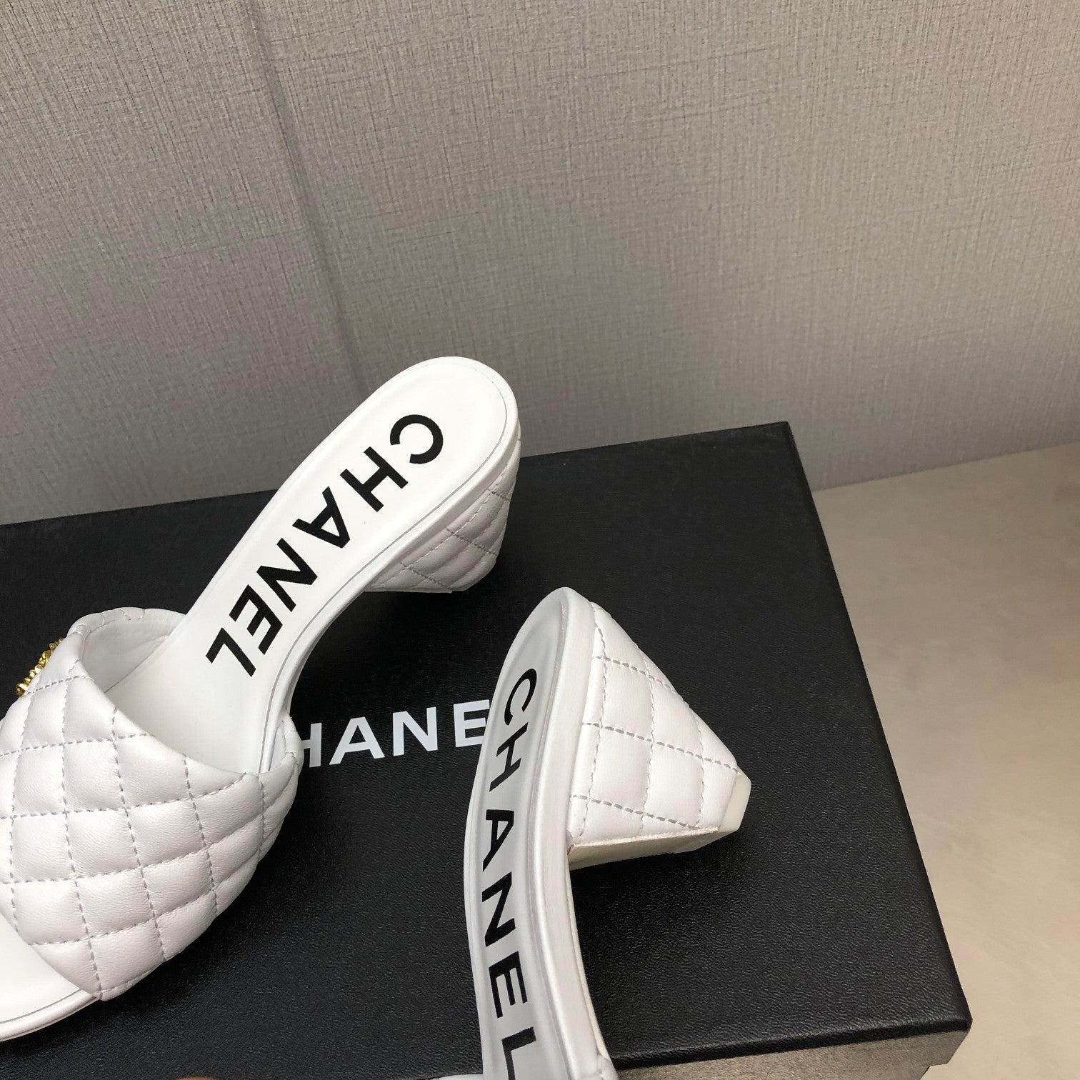 DIAMOND-QUILTED 6 CM SANDALS IN WHITE LAMBSKIN