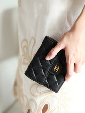 CC FLAP CARD HOLDER 11.5 BLACK GRAINED CALFSKIN GOLD ICON