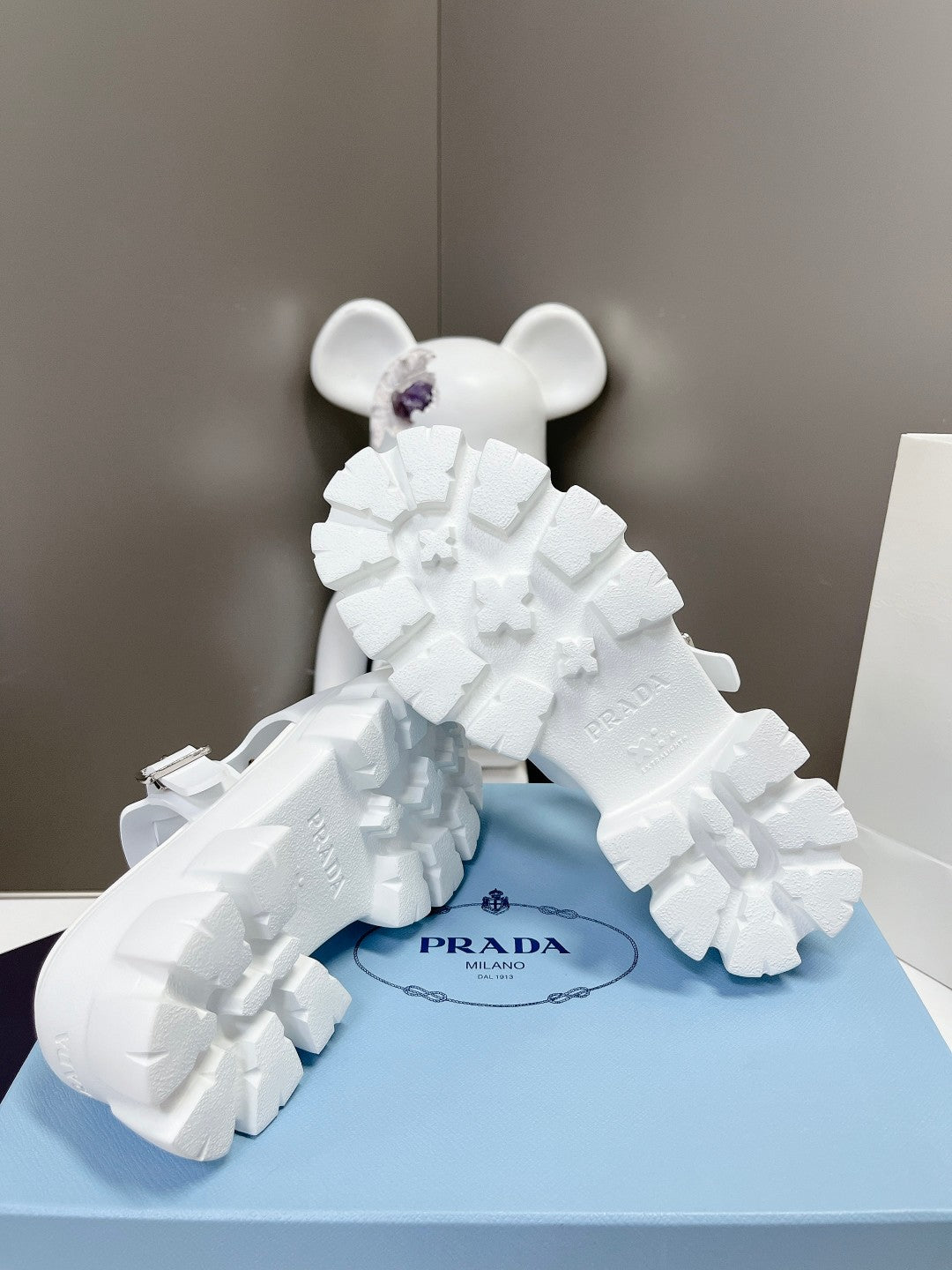 MONOLITH SLIPPER SANDALS IN WHITE RUBBER