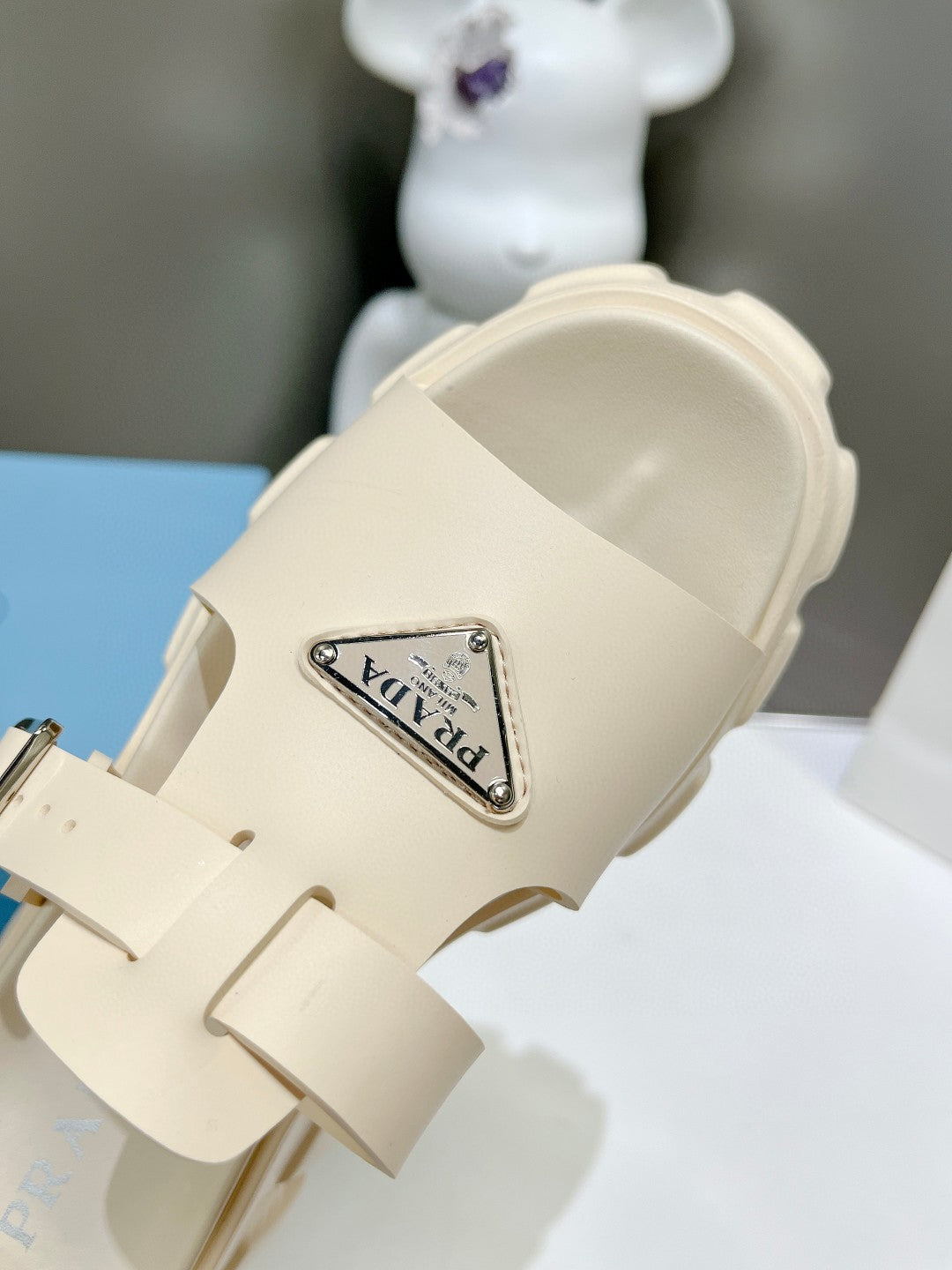 MONOLITH SLIPPER SANDALS IN BEIGE RUBBER