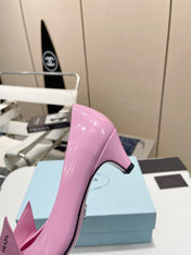 KITTEN HEEL PUMPS WITH CREATIVE SHAPE IN PINK GLOSSY LAMBSKIN