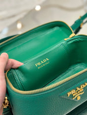 VANITY CASE 18 IN EMERALD GREEN GRAINED CALFSKIN GOLD HARDWARE