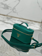 VANITY CASE 18 IN EMERALD GREEN GRAINED CALFSKIN GOLD HARDWARE