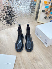 ANKLE BOOTS IN BLACK PATENT CALFSKIN