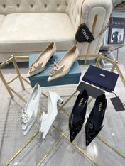 MEDIUM HEEL PUMPS IN BEIGE PATENT CALFSKIN ATTACHED CREATIVE FLOWERS
