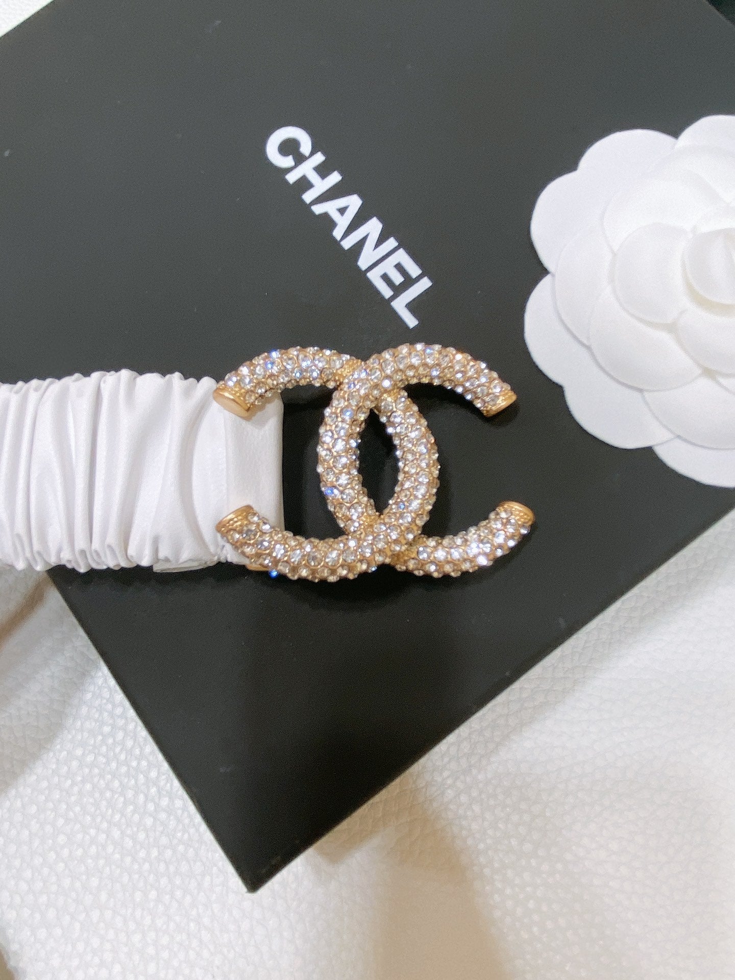 CC ELASTIC BELT 30MM IN WHITE CALFSKIN GOLD HARDWARE WITH RHINSTONES