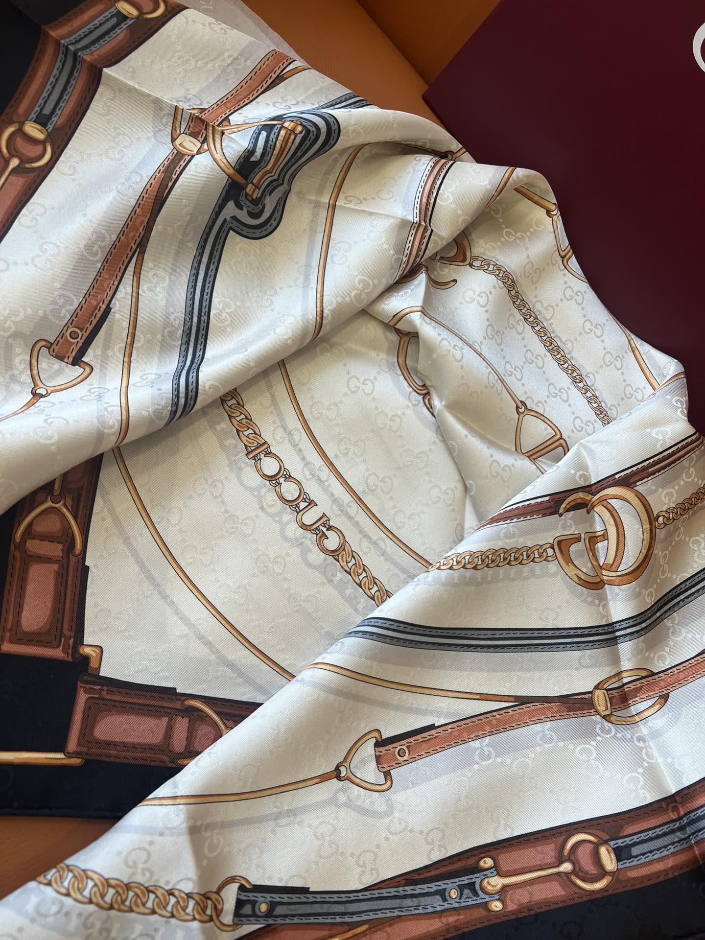 GUCCI 25S SCARF 90 IN SILK 679800