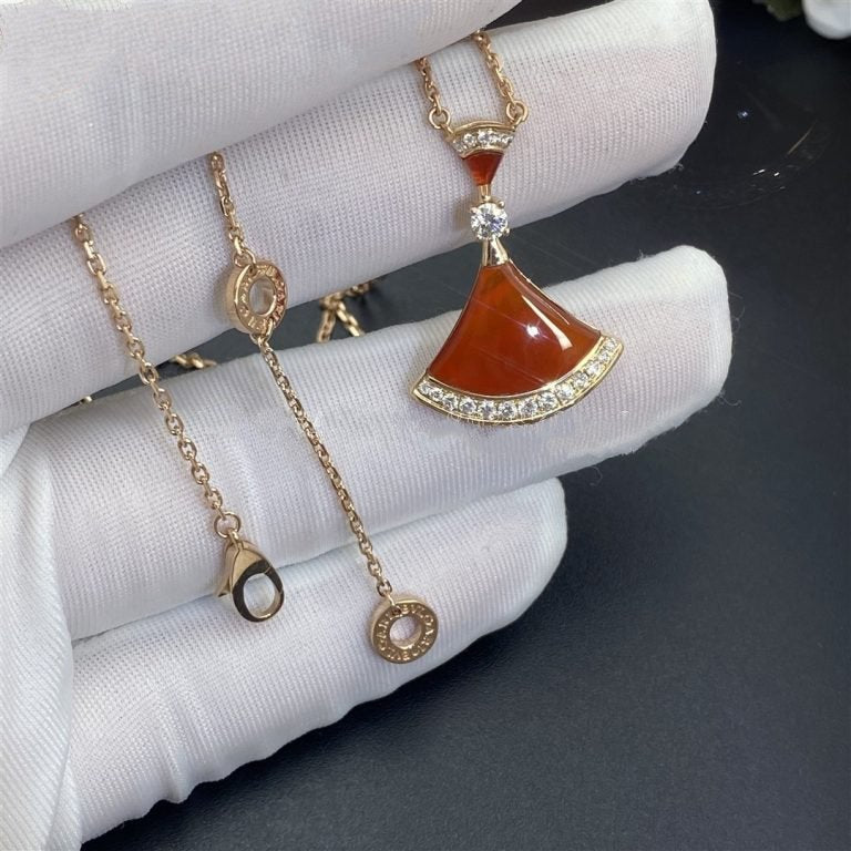 bulgari-divas-dream-necklace-rose-gold-carnelian-and-diamonds-ref-356437-coral-1-768x768_17ac357e-fdb9-45b9-9178-d43e43f034f7.jpg