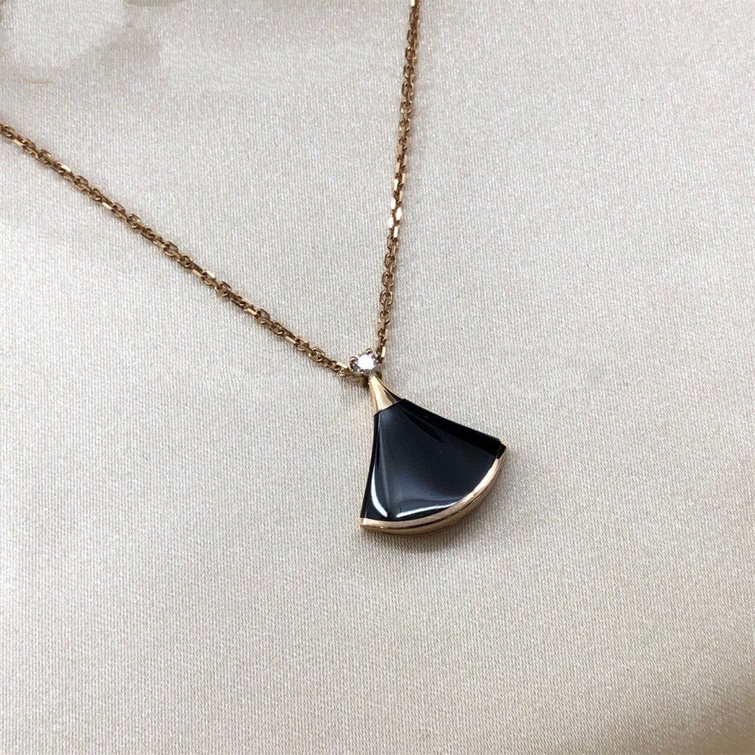 bulgari-divas-dream-necklace-rose-gold-onyx-and-diamonds-ref-350582-coral-1_f12a2990-f836-4f81-88f0-dd8f5871b39e.jpg