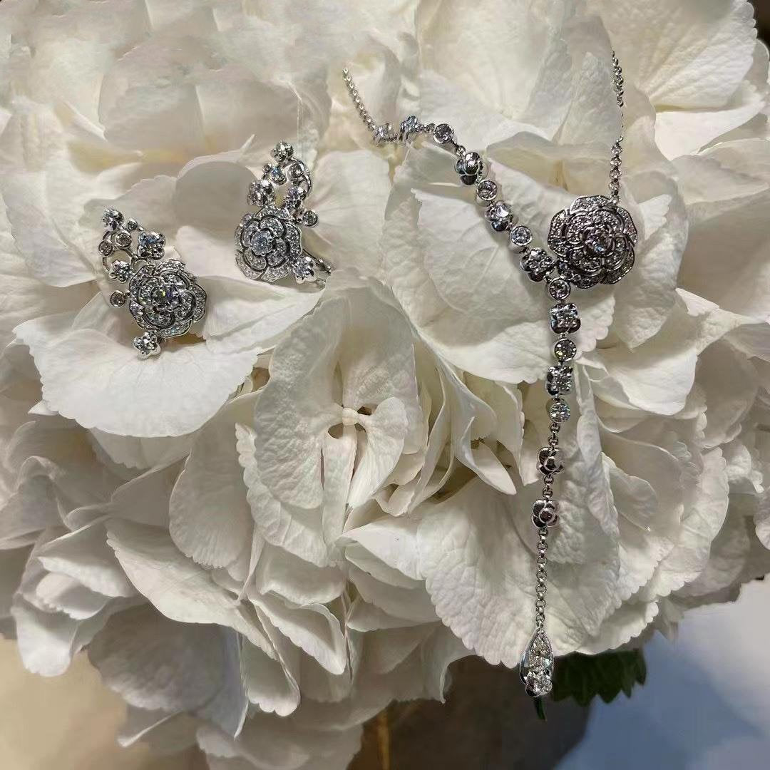 chanel-bouton-de-camelia-earrings-18k-white-gold-diamonds-j12039-coral-3_897a3e3e-c643-4126-9459-a3d918eec37d.jpg
