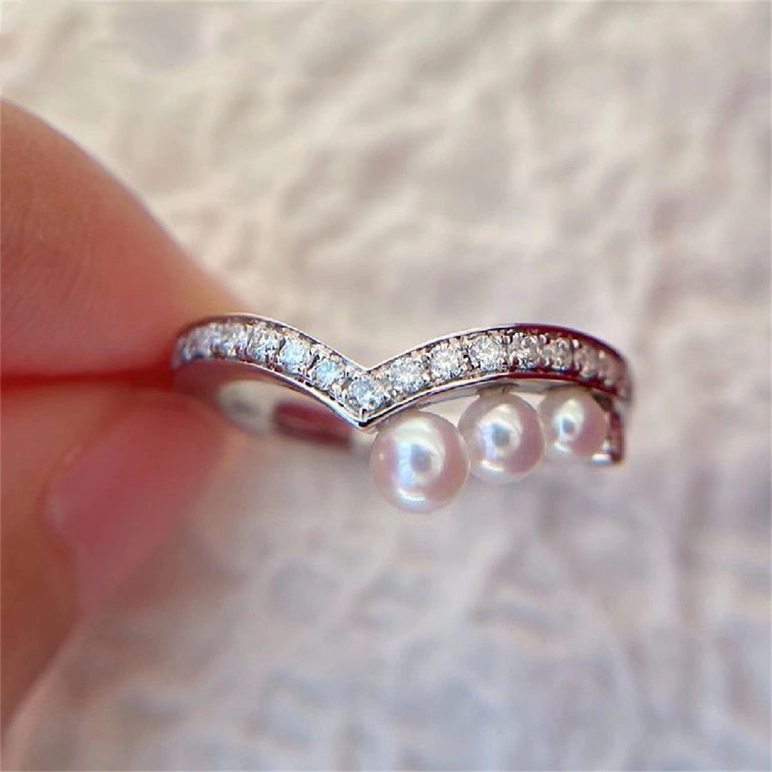 chaumet-josephine-aigrette-ring-white-gold-pearls-diamonds-083290-coral-1_1cae5d04-e0aa-4df5-a73d-e9d72994a6b0.jpg