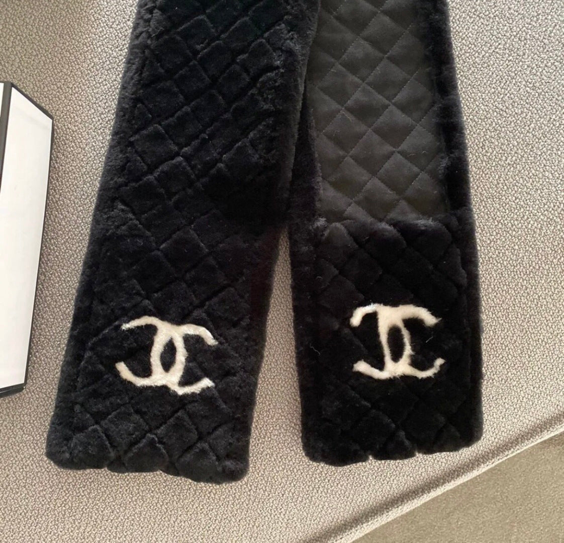 CHANEL 25S SCARF 120 IN FAUX FUR 876358