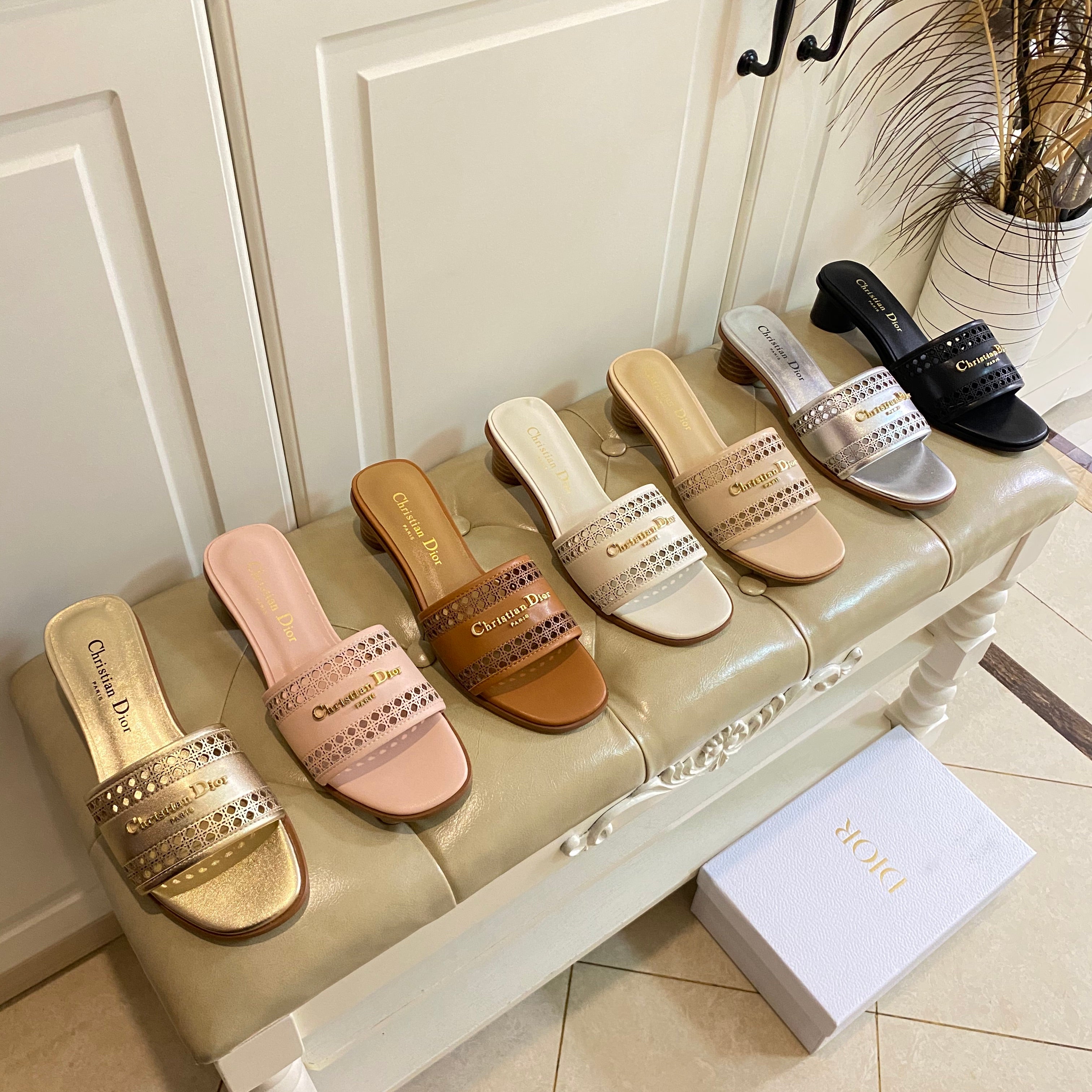 DWAY HEELED SLIDE IN WHITE CALFSKIN WITH GOLD LOGO