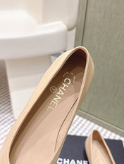 CHANEL 25S BALLET FLAT ROUND TOE IN BEIGE AND BLACK SHEEPSKIN WITH CAMELLIA