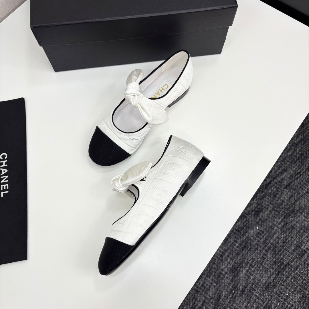 CC BALLET FLATS 25S IN WHITE AND BLACK FABRIC WITH BOW