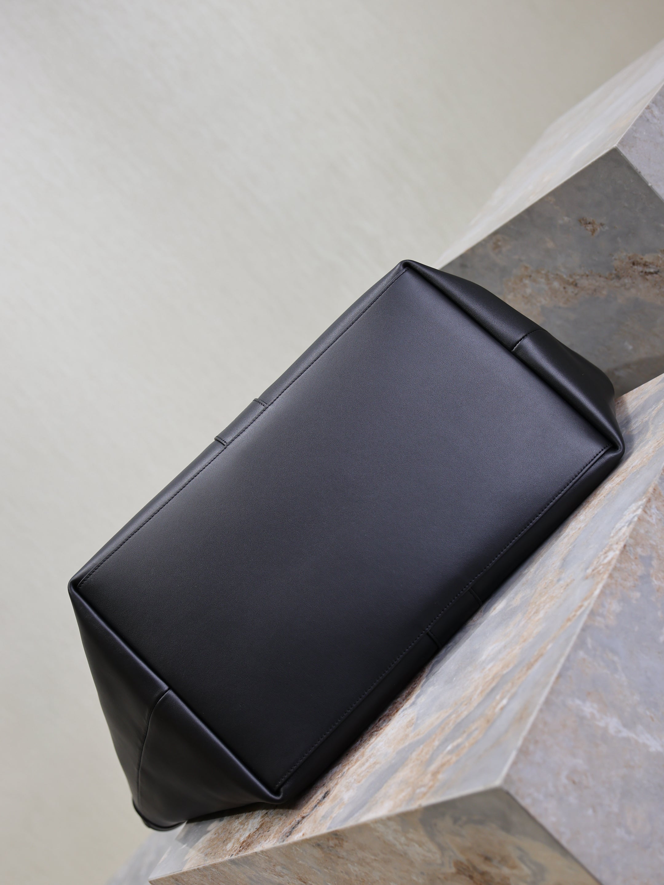 YSL 25S Y TOTE 50 IN BLACK CALFSKIN GOLD HARDWARE