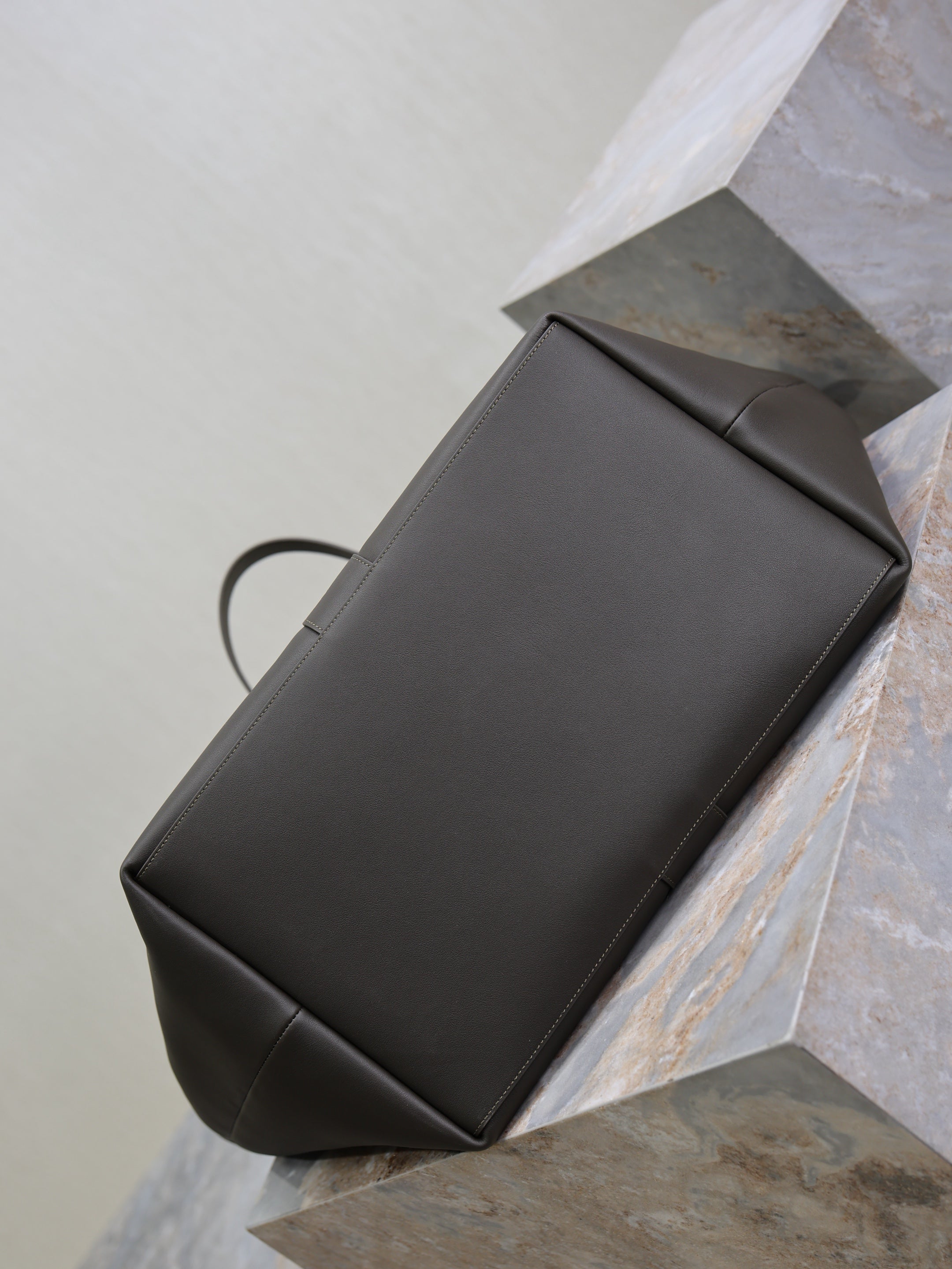 YSL 25S Y MAXI TOTE 50 IN MUTED CHARCOAL CALFSKIN GOLD HARDWRE