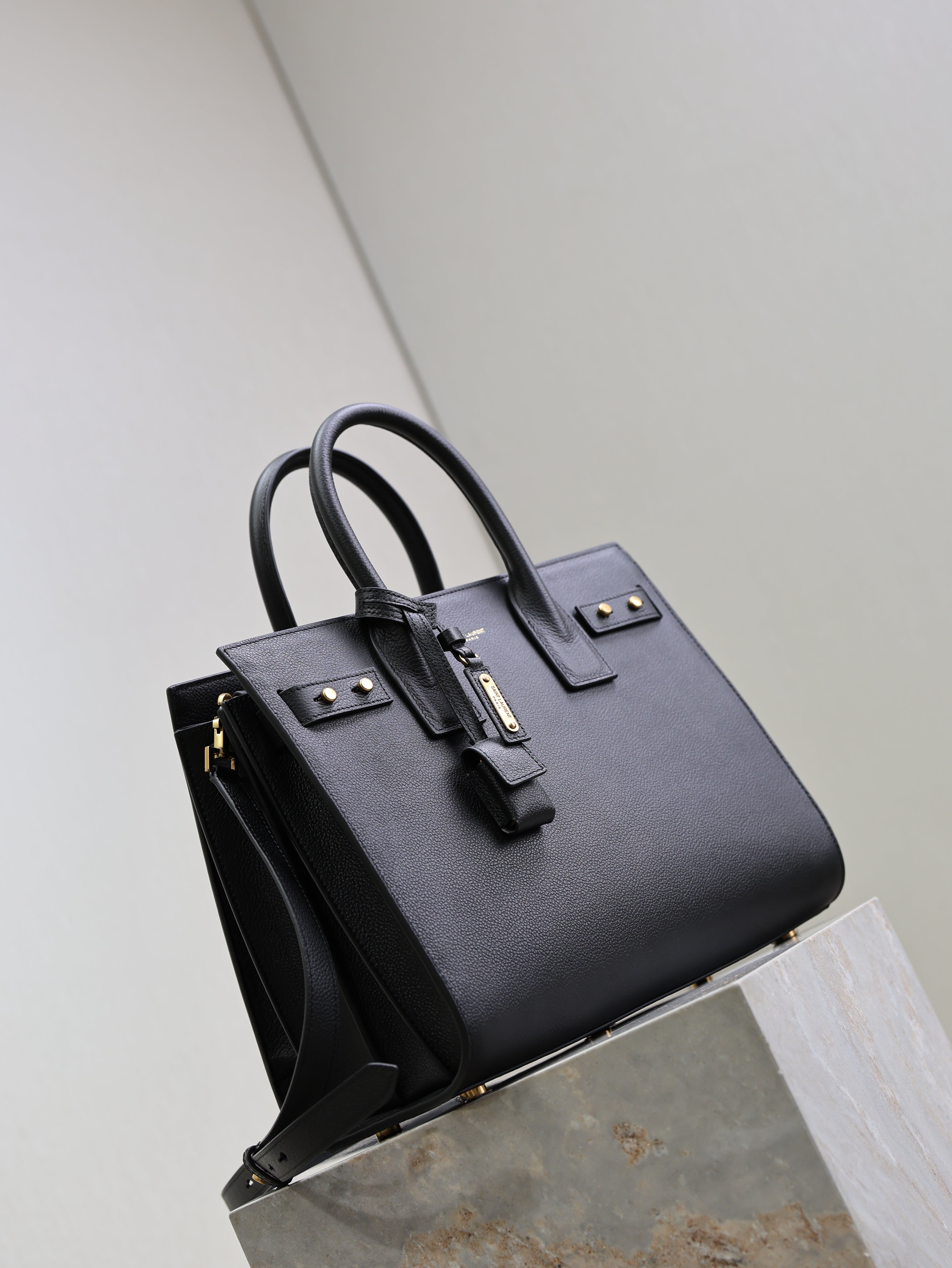 YSL 25S SAC DE JOUR GM 32 IN BLACK SUPPLE GRAINED CALFSKIN GOLD HARDWRE