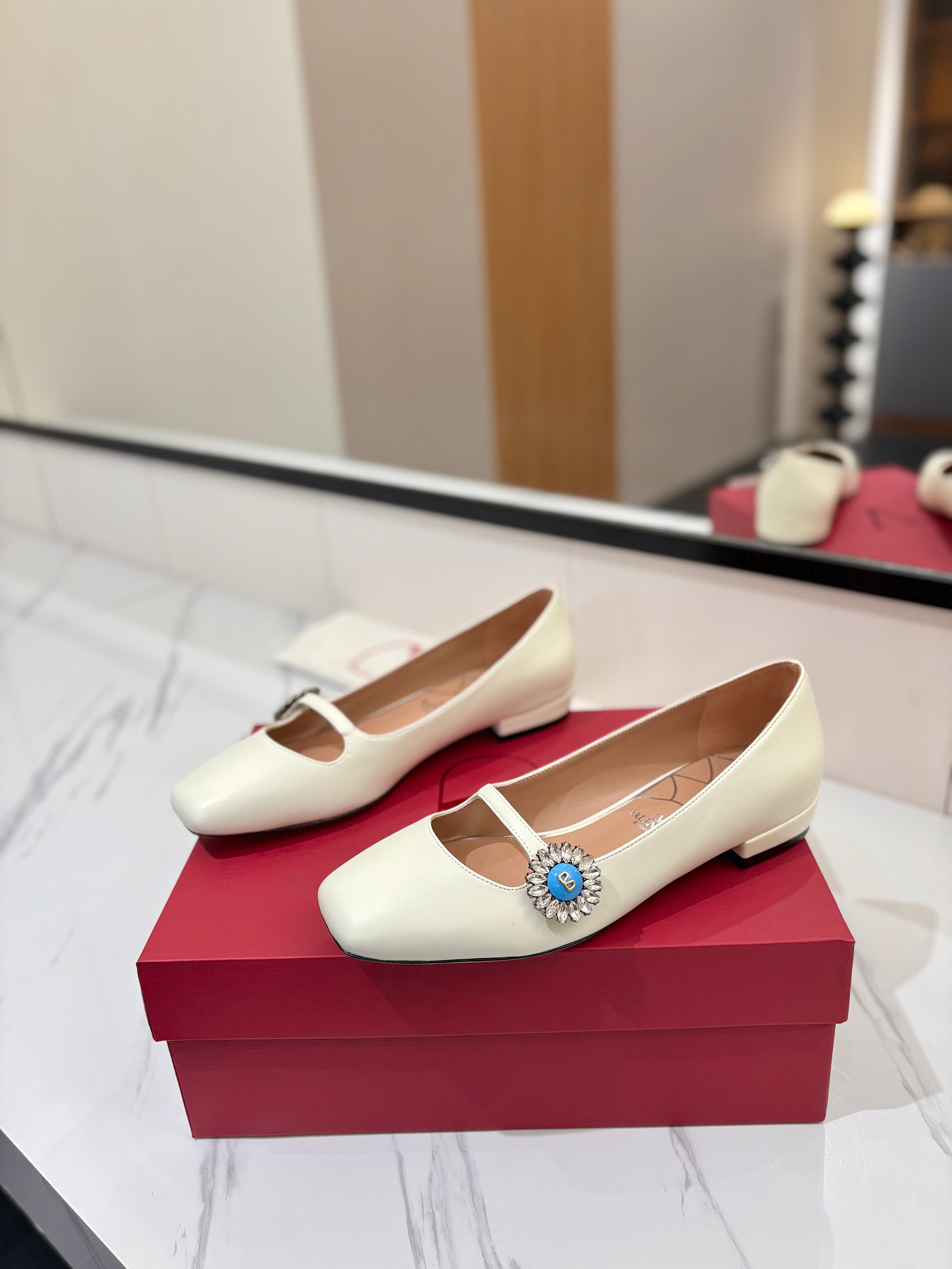 VALENTINO 26S MARY JANE FLATS IN WHITE CALFSKIN WITH CRYSTAL FLOWER