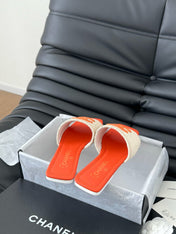 WOVEN SLIDE IN RAFFIA AND VIVID ORANGE LAMBSKIN