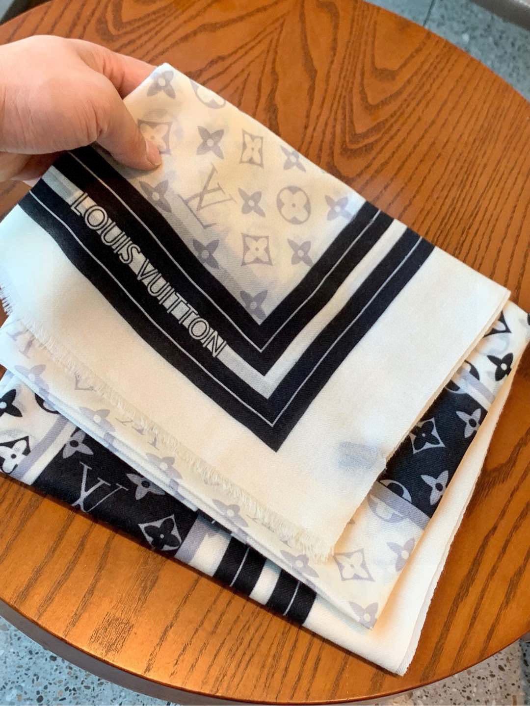 LV SCARF 200 CM IN CASHMERE 732076