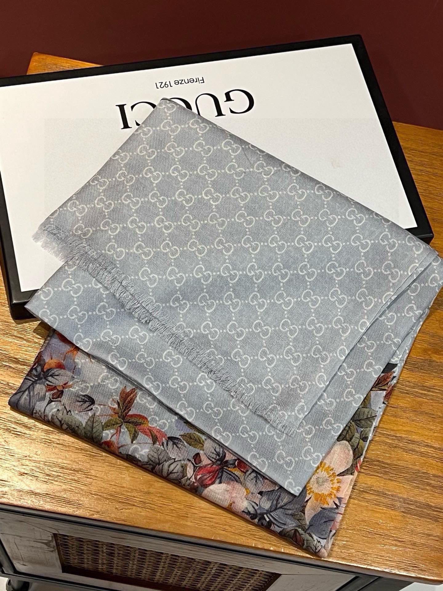 GUCCI 25S SCARF 200 IN CASHMERE 733884