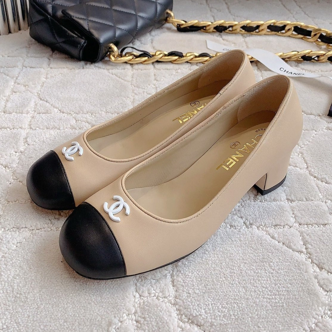 PUMP ROUNG TOE IN BEIGE CREAM MIX BLACK SHEEPSKIN