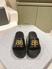 RISE SANDALS IN BLACK SHINY LAMBSKIN GOLD BUCKLE