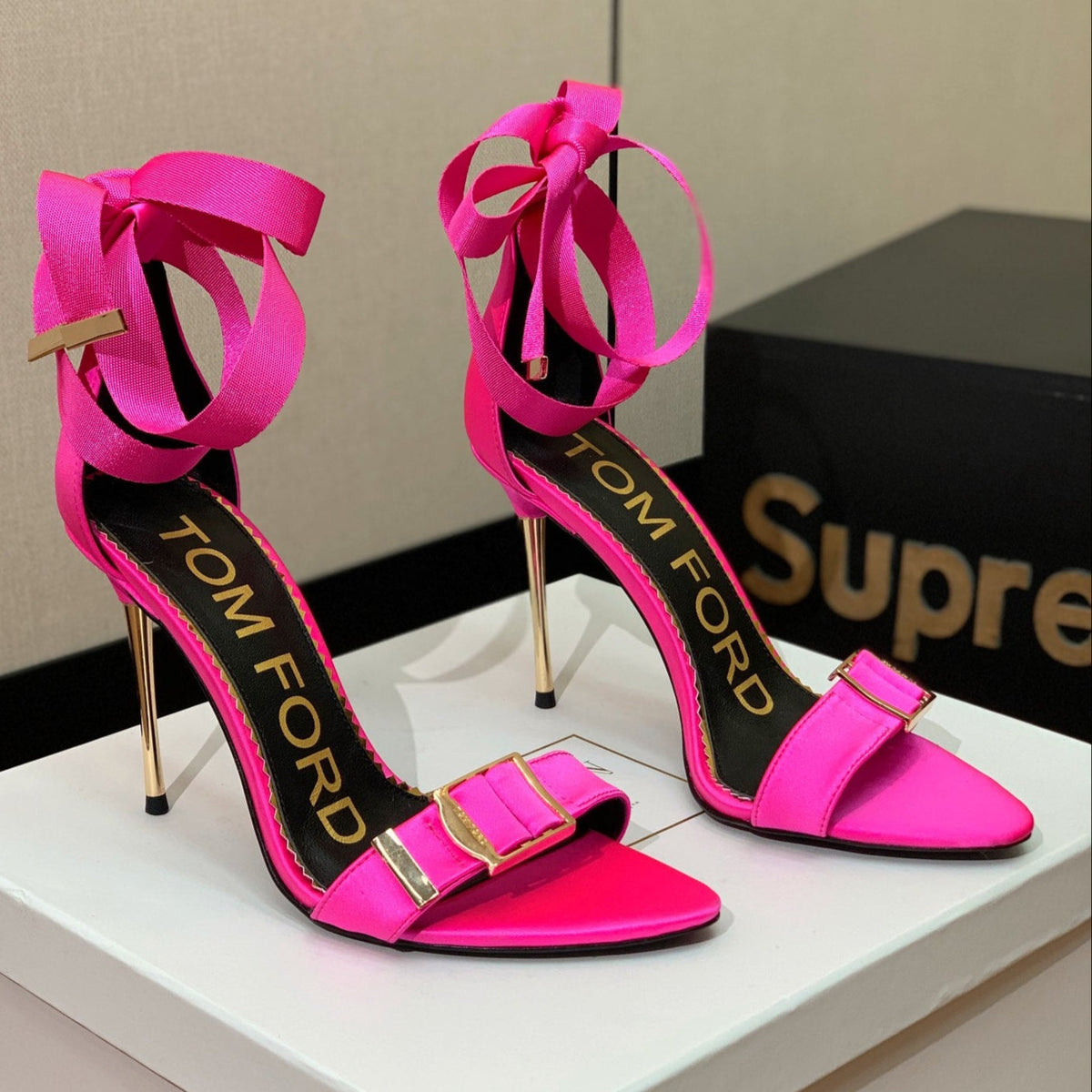 ANKLE SANDAL 10 CM IN BRIGHT PINK SILK AND SHEEPSKIN