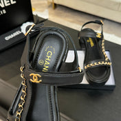 FLAT SANDALS IN BLACK LAMBSKIN WITH GOLD CHAIN