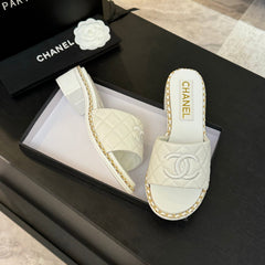 HIGH FLATFORM SLIPPER IN WHITE EMBOSSED SHEEPSKIN