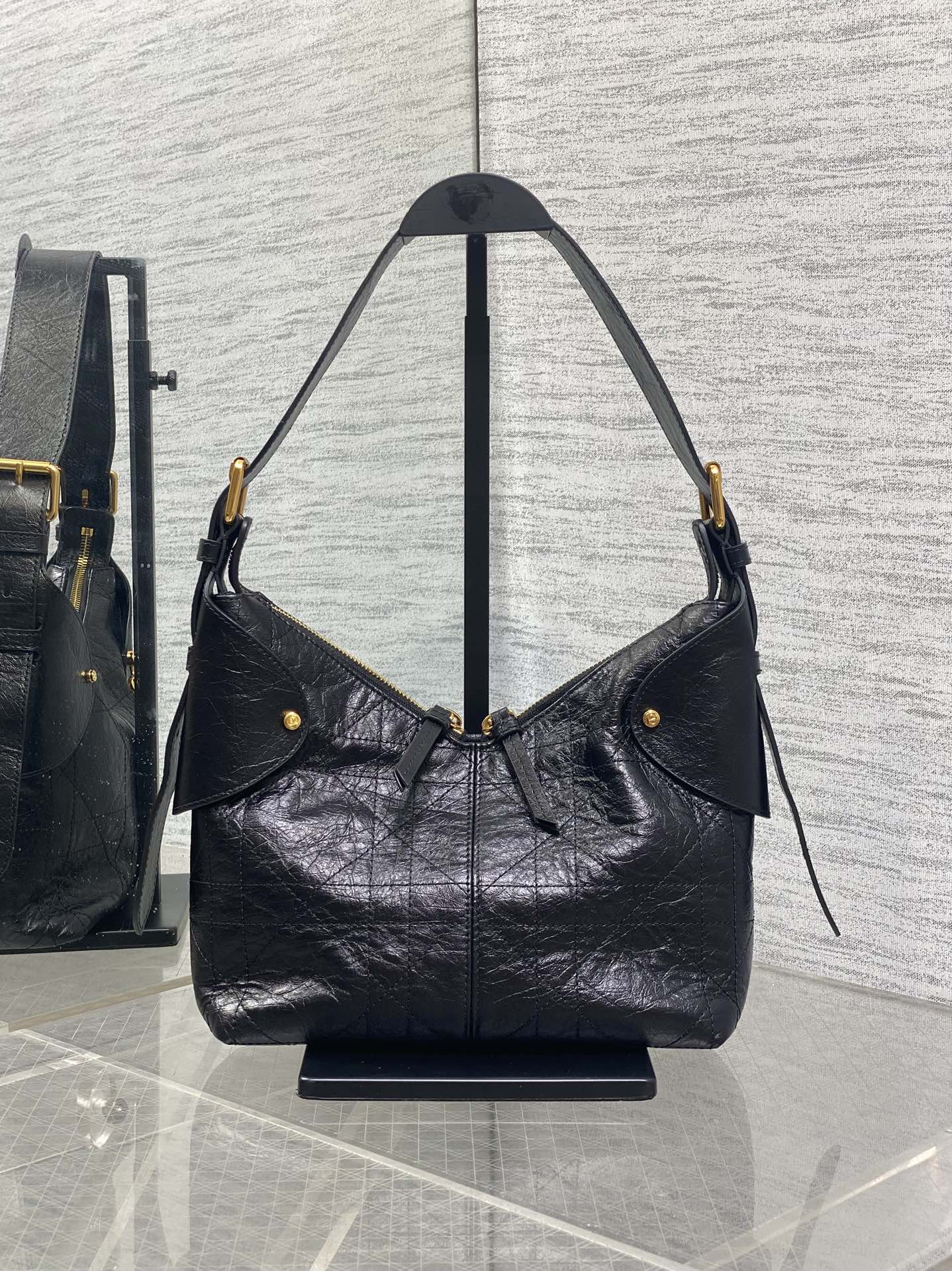 DIOR 25S SMALL VOYAGE BAG 23 IN BLACK FLAT MACROCANNAGE GRAINED GLOSSY CALFSKIN