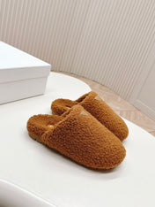 MULES ATTACHED TRIANGLE LOGO IN BRONZE BROWN SHEARLING