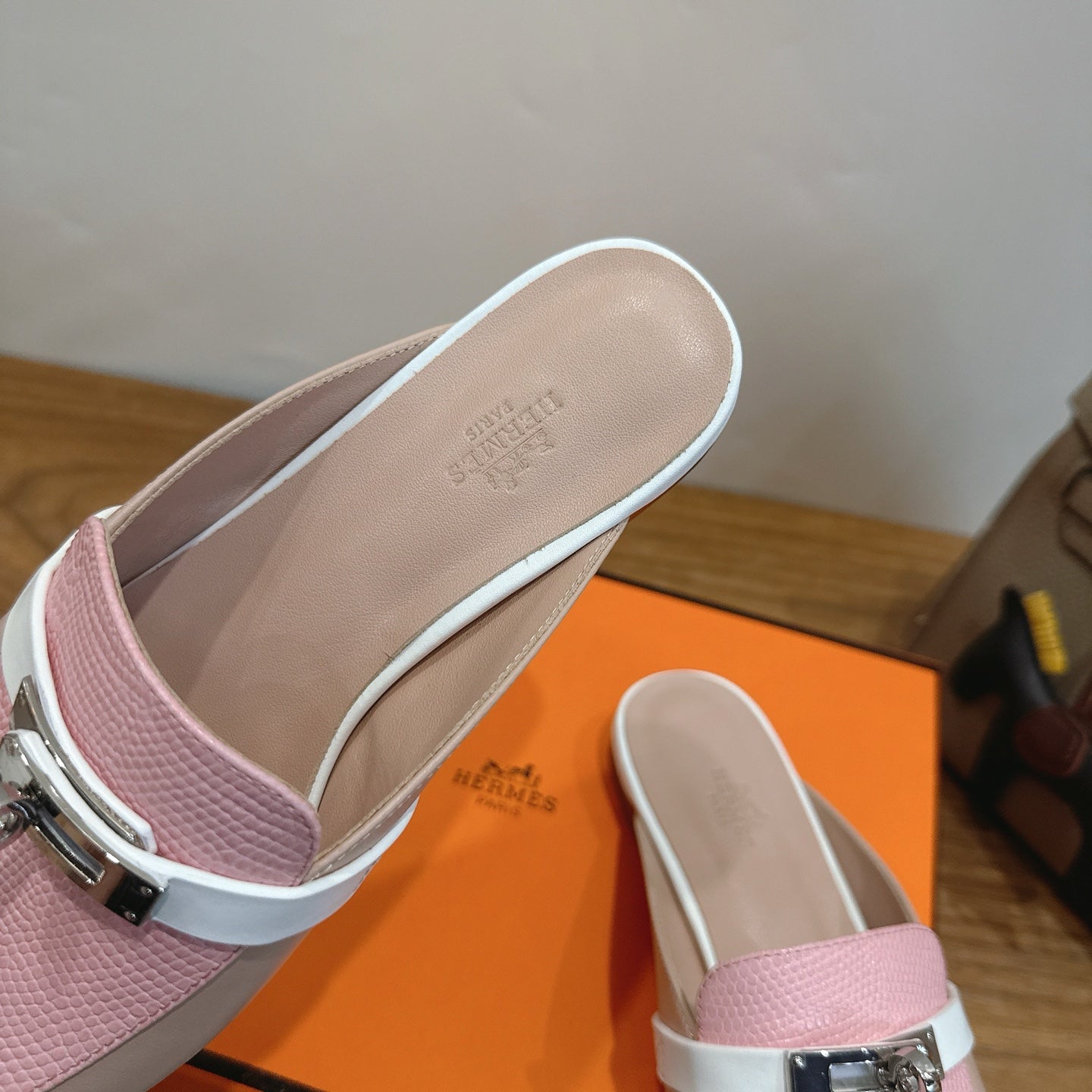 HM 26S OZ MULE IN BEIGE CALFSKIN & PINK LIZARD GOLD HARDWARE