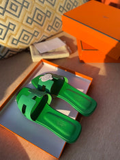 0RAN SANDALS IN SHAMROCK GREEN CALFSKIN