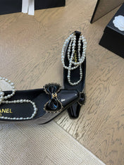 HIGH HEEL 8 CM IN SILVER MIX BLACK CALFSKIN WITH PEARL CHAIN