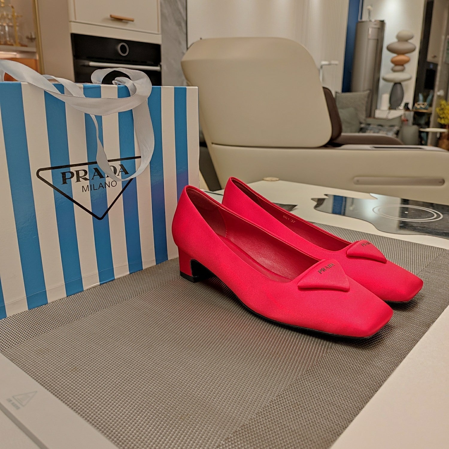 TRIANGLE LOGO PUMPS IN RED SATIN