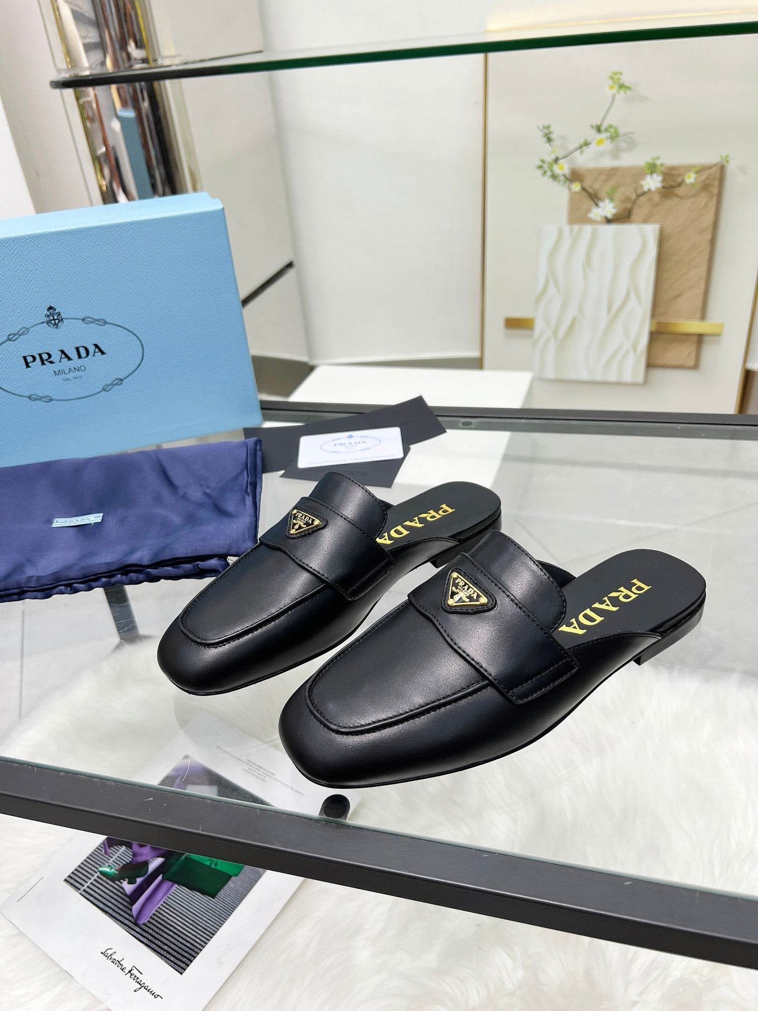 TRIANGLE LOGO MULES IN BLACK CALFSKIN