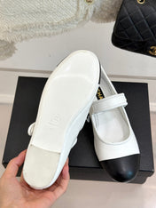FLAT SHOES IN BLACK AND WHITE LAMBSKIN GOLD HARDWARE