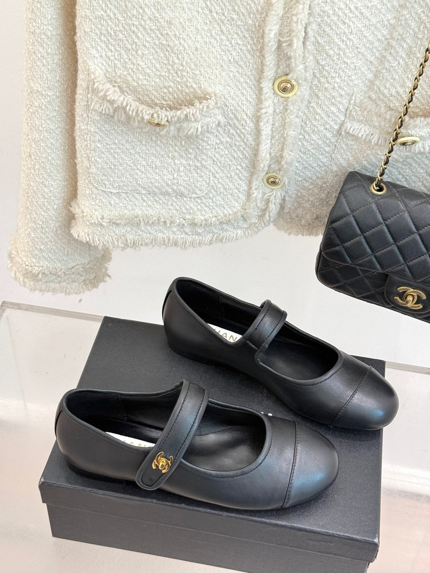 FLAT SHOES IN BLACK LAMBSKIN GOLD HARDWARE