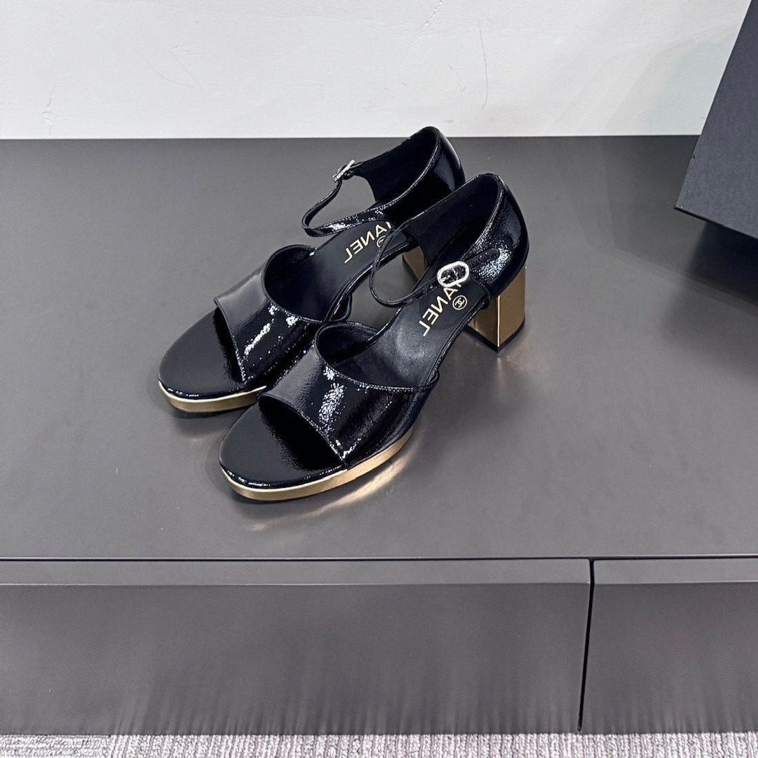 BLOCK HEEL SANDALS BLACK SHEEPSKIN