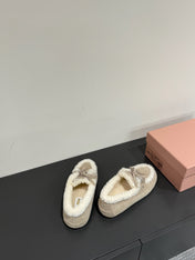 LACE-UP LOAFERS IN BEIGE SUEDE AND WHITE FLEECE LINING