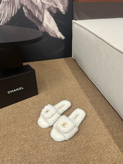 CHANEL 26S SLIDE SANDALS IN WHITE SHEARLING CC LOGO