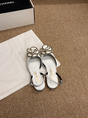 CHANEL 26S SLINGBACK FLATS IN WHITE CALFSKIN CAMELLIA PEARL