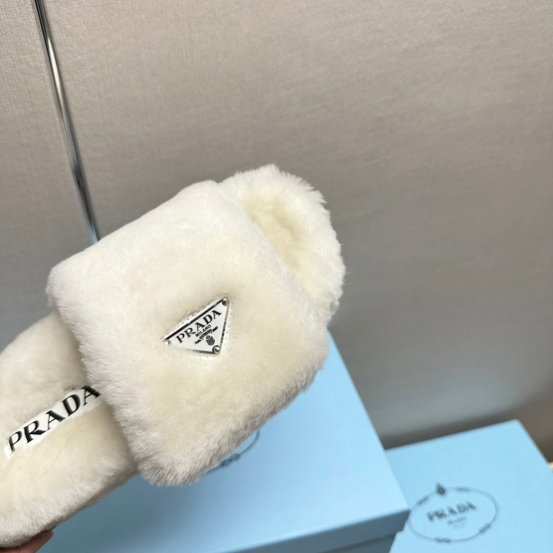 THICK-SOLED FUR SLIDES WHITE WITH TRIANGLE LOGO